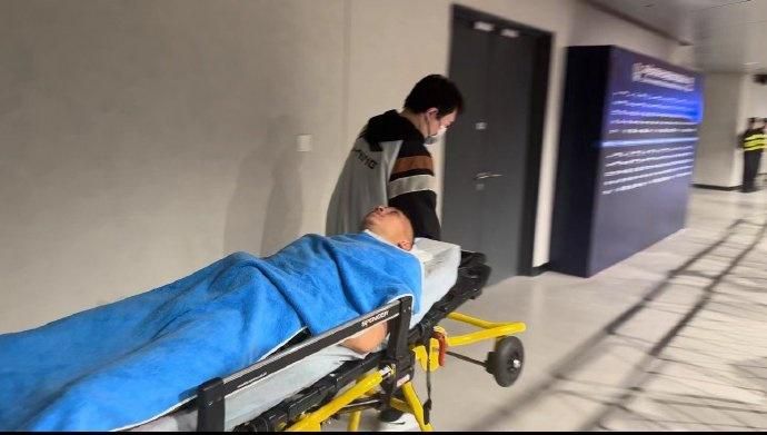 曹骏与尔冬升合影曹优美出生于贵州省的一个偏远农村，出生时家境困难，父母取名为;难容