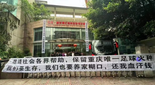 萧常坤说完后，摇头叹道：这五十万，他分文不少的打到我卡里，说是孝敬你的，我分他点辛苦费吧，他还不要。